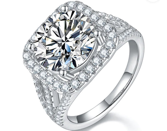 Round Brilliant Cut Moissanite Diamond Ring