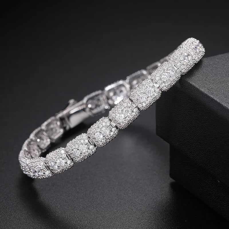 Claw Set Round Brilliant Cut VVS Moissanite Diamond Bracelet